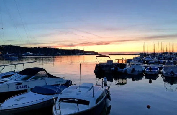 Po podatkih Arsa in oceanografske boje Vida Morske biološke postaje Piran ima morje v teh zadnjih poletnih dneh na gladini  še vedno skoraj  23 stopinj Celzija.