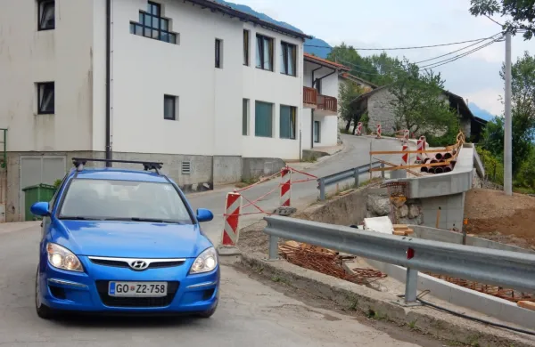 Na ozki cesti skozi Borjano se še avtomobili niso mogli srečevati, 
kaj šele tovornjaki in kamperji.