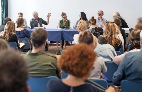 V razpravi so sodelovali (z leve):  Rok Biček, Jani Virk, Renata Zamida, Barbara Zemljič, Danijel Hočevar in moderator Marcel Štefančič jr.