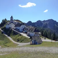 Nebeška pot se po dobrih 200 kilometrih pešačenja zaključi na 
1760 metrov visokih  Svetih Višarjah. 