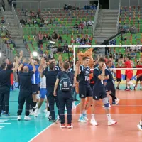 Spored v Stožicah se je začel že ob 17.30 s prvo tekmo osmine 
finala v ljubljanski dvorani. Na njej je evropska prvakinja Rusija 
pričakovano – s 3:0 premagala Grčijo.