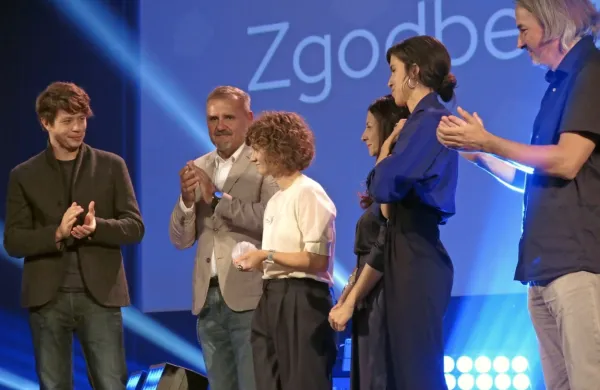 Zmagovita ekipa FSF z ministrom za kulturo Zoranom Pozničem