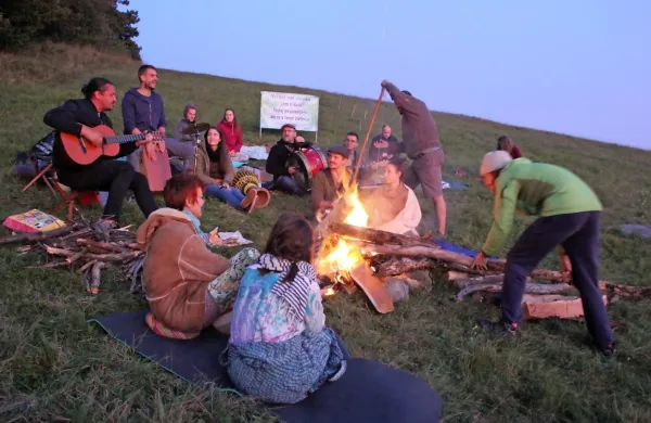 Udeleženci srečanja so ob ognju peli pesmi o vodi.
