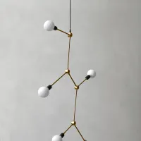 Niz žarnic je lahko eleganten lestenec. Franklin Chandelier je za 
Menu oblikoval Søren Rose.