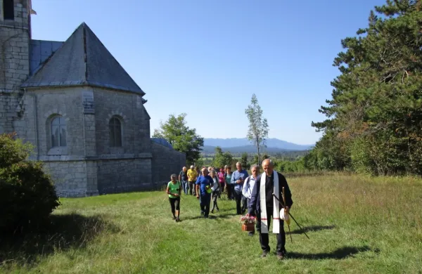 Relikvije blaženega Slomška so v nedeljo v procesiji iz cerkve  v 
Trnju prenesli v cerkvico na Sveti Trojici.