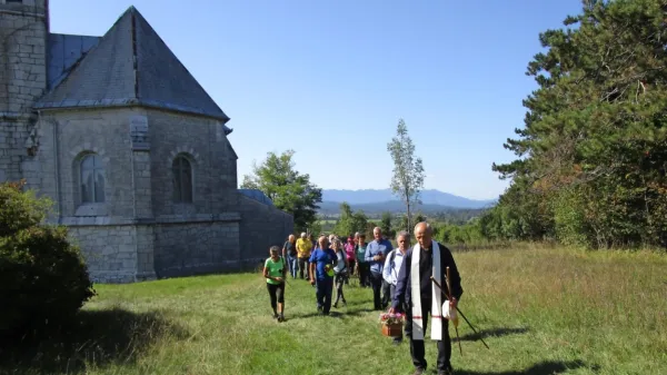 Relikvije blaženega Slomška so v nedeljo v procesiji iz cerkve  v 
Trnju prenesli v cerkvico na Sveti Trojici.