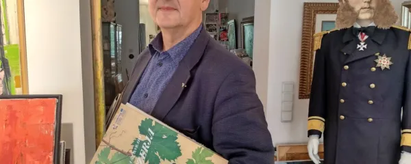 Primož Premzl z ampelografsko zbirko v roki.