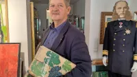 Primož Premzl z ampelografsko zbirko v roki.