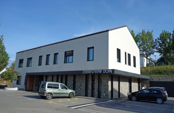 Tudi ambulanta splošne medicine na Dobrovem je preobremenjena, zato se s klicanjem prek telefona lahko izgublja čas. 