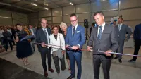 Augusto Cosulich ter zastopnika Depolinka  Erich Cossutta in 
Marko Babič so tudi uradno odprli sicer že leto dni delujoči depo 
za prazne kontejnerje.  
