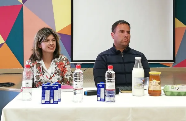 Tamara Česnik in Gregor Slavec, ki je prinesel proizvode s svoje kmetije in udeležencem posveta 
namesto vode ponudil kozarec svežega kozjega mleka.