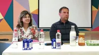 Tamara Česnik in Gregor Slavec, ki je prinesel proizvode s svoje kmetije in udeležencem posveta 
namesto vode ponudil kozarec svežega kozjega mleka.