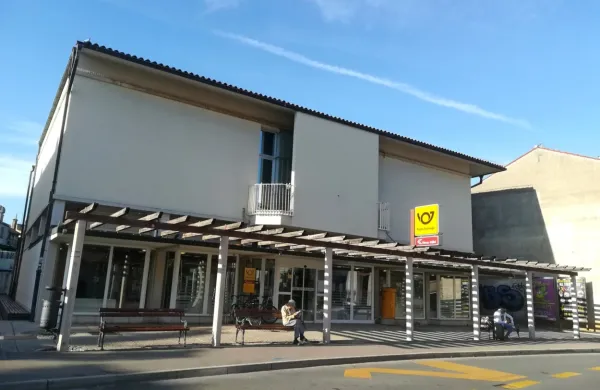 Pošta sredi Izole bo  kmalu edina v  občini. Čeprav ima izolska  
občina le približno  1300 ali 1400 občanov manj od piranske, bo v 
izolski občini  ena sama pošta, v  piranski pa do nadaljnjega štiri.     