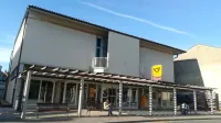 Pošta sredi Izole bo  kmalu edina v  občini. Čeprav ima izolska  
občina le približno  1300 ali 1400 občanov manj od piranske, bo v 
izolski občini  ena sama pošta, v  piranski pa do nadaljnjega štiri.     