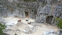 V lipiškem kamnolomu sta jo včeraj zjutraj skupila delavca 
sežanskega Marmorja. 