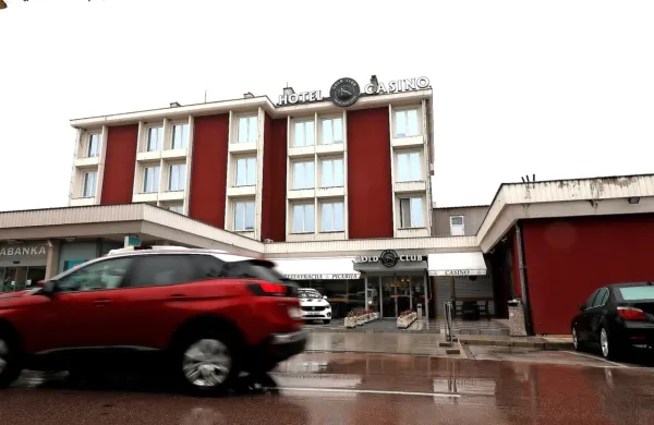 Pred ajdovskim hotelom Gold club je 19-letnik minulo sredo z 
nožem po vratu, brez razloga, porezal francoskega turista.  
