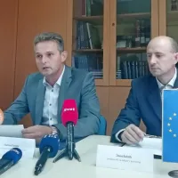 Marino Pangos (levo, ob njem Dean Božnik, tiskovni predstavnik 
novogoriške policije) je pojasnil okoliščine  napada na francoskega 
turista, ki se je zgodil minulo sredo.