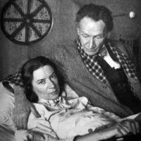 Fotografija iz družinskega albuma: pesnikova skrb za bolno ženo Ani, 1938 