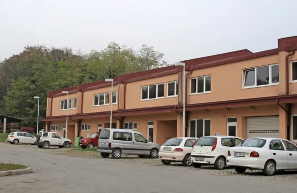 Izklicna cena za 2444 kvadratnih metrov veliko nepozidano 
stavbno zemljišče v kompleksu Štaloni, je 117.057 evrov.