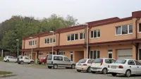 Izklicna cena za 2444 kvadratnih metrov veliko nepozidano 
stavbno zemljišče v kompleksu Štaloni, je 117.057 evrov.