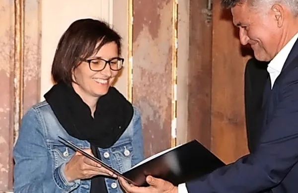 Nagrado Fanny Haussmann, poimenovano po prvi slovenski 
pesnici, je  za cikel pesmi Pravi kot prejela Maruša Mugerli 
Lavrenčič.