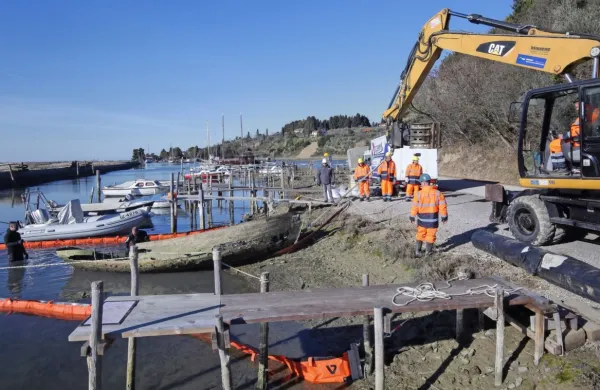 Čiščenje zapuščenih in na črno privezanih plovil je v začetku leta 
ukazal okoljski minister in se s piransko občino dogovoril, da bo 
najprej sama skušala urediti kanal z legalnimi priveznimi mesti.  
načrtovano ribiško pristanišče je prvi korak v tej smeri.  