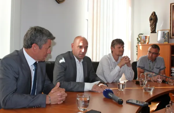  Minister Simon Zajc (drugi z leve, ob njem postojnski župan Igor Marentič, poslanec Robert Pavšič 
in podžupan Andrej Berginc)   je junija napovedal, da bo zakon o zaščiti Malnov vložila vlada.
