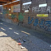 Stene opazovalnice nasproti nakupovalnega središča Park City so 
povsem porisane z grafiti, okolica  pa nastlana z odpadki.