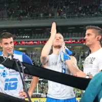 Koprčan Jasmin Čuturić (desno) je moral pred televizijskim 
pogovorom počakati še na zadnje pozdrave kapetana Tineta 
Urnauta občinstvu, Korošec Klemen Čebulj (igra za Trentino) pa je 
s tekočo italianščino navduševal tudi novinarje zahodnih sosedov. 