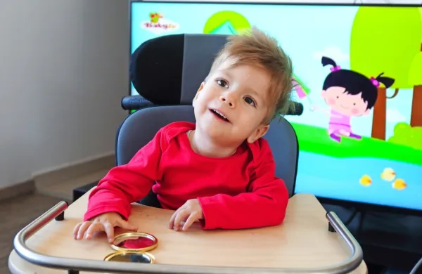 Kris je kljub težki bolezni vesel otrok, pravi njegova mamica Ana 
Jerak.