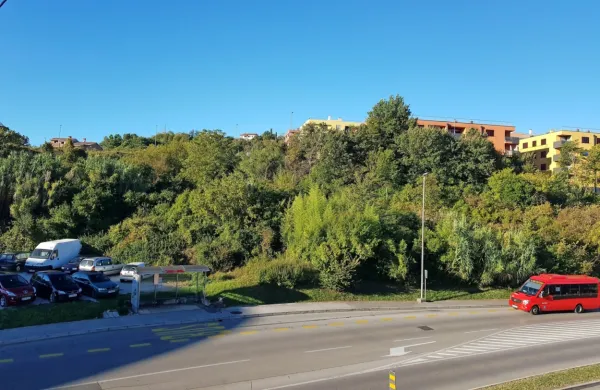 Na tej lokaciji bodo v prihodnje zgradili neprofitna stanovanja in 
oskrbovana stanovanja.