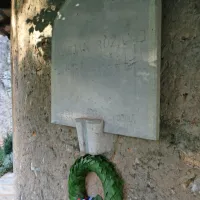 Pod spominsko ploščo ob vhodu na nekdanjo Rožančevo domačijo so tradicionalno položili 
venček.   