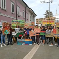 Skupinska fotografija dijakov Gimnazije Koper, med katerimi je 
tudi dijak tretjega letnika Kari Ožbot Koren, ki si je omislil 
transparent z domiselnim poprimorčenim gleslom Nr'te wtroke 
ne škovac.