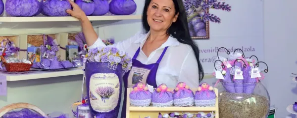 Vera Mrak uživa v viola kraljestvu, ki ga ustvarja s svojimi 
rokami.