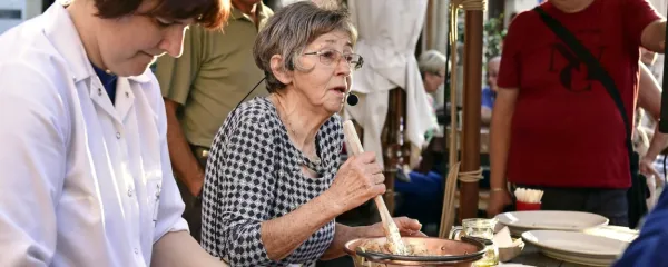Elizabeta Pušpan iz gostilne Bujol v svojevrstni delavnici pred 
občinstvom v Izoli pripravljala bakala po istrsko.
