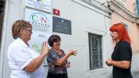 Darja Mujkanović, Sabira Sladić in Sonja Bordon (z leve) med pogovorom pred sedežem Društva gluhih in naglušnih Južne Primorske v Župančičevi ulici v Kopru. 
