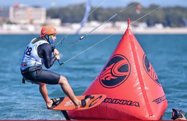 Na evropskem prvenstvu formula kite je 19-letni koprčan Toni 
Vodišek dan pred koncem prevzel vodstvo.