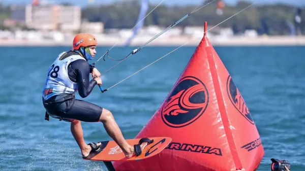 Na evropskem prvenstvu formula kite je 19-letni koprčan Toni 
Vodišek dan pred koncem prevzel vodstvo.