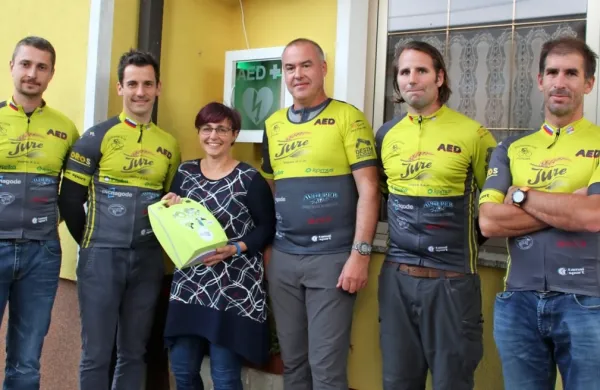 Mihael Bezjak, Klemen Rebec, Brigita Gorup, Damijan Kapelj, 
Gregor Valenčič in Marko Kravanja (z leve) ob predaji AED v 
središču Gornje Košane. 