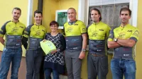 Mihael Bezjak, Klemen Rebec, Brigita Gorup, Damijan Kapelj, 
Gregor Valenčič in Marko Kravanja (z leve) ob predaji AED v 
središču Gornje Košane. 
