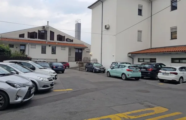 Tik ob šoli bodo uredili parkirišča za dostavo prvošolcev, na 
katerih bodo lahko v času pouka parkirali tudi učitelji, ki 
poučujejo v podružnici Sv. Anton.