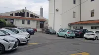 Tik ob šoli bodo uredili parkirišča za dostavo prvošolcev, na 
katerih bodo lahko v času pouka parkirali tudi učitelji, ki 
poučujejo v podružnici Sv. Anton.