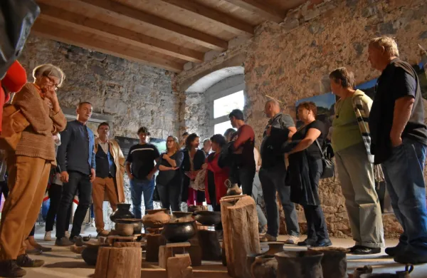 Na razstavi so na ogled replike keramičnih posod, izdelane na 
lončarskih delavnicah.