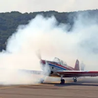 Akrobatski pilot Benjamin Ličer je v stilu motoristov z drsanjem 
gum ob asfalt zadimil svoje letalo. 