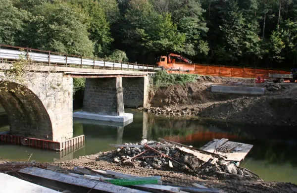 Do zime bodo obnovili in utrdili temelje suhorskega mostu, cestišče pa bodo zamenjali spomladi. Ob starem mostu so zgradili dva  
temelja in  nasipe - v dobri veri, da bi za čas obnove mostu tam postavili nadomestni most. A se je izkazalo, da bi to stalo preveč.