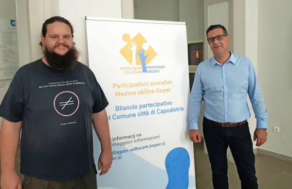 Koprski župan Aleš Bržan (desno) in predsednik strokovne komisije za participativni proračun Borut Jerman sta zadovoljna s 
številom prispelih predlogov. 