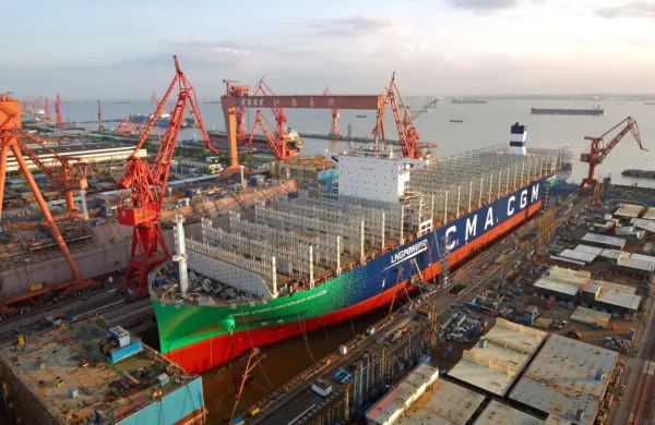 CMA CGM Jacques  Saadé - zelena barva bo oznanjala, da gre za 
ladjo na utekočinjeni zemeljski plin.