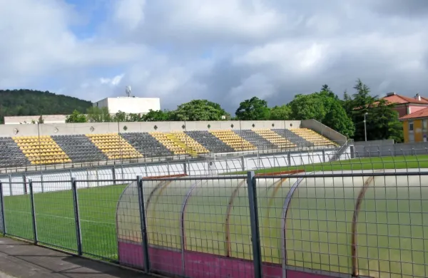      Sežanski stadion potrebuje nove reflektorje, a občina zanje ne v prejšnjem ne v tem mandatu nima denarja. Ga je pa imela za 
pregrešno drago (1,2 milijona evrov) obnovo tribun, slačilnic, sanitarij in pisarn.