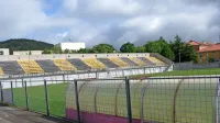      Sežanski stadion potrebuje nove reflektorje, a občina zanje ne v prejšnjem ne v tem mandatu nima denarja. Ga je pa imela za 
pregrešno drago (1,2 milijona evrov) obnovo tribun, slačilnic, sanitarij in pisarn.