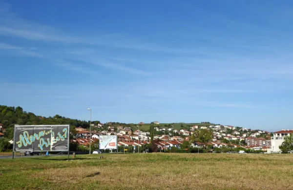 Dražili bodo zemljišče  med TPC Livade (desno) in  “Mišičevimi bloki”, od koder smo   fotografirali območje. 


